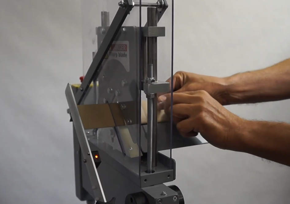Edge board cutting machine with a moving stop